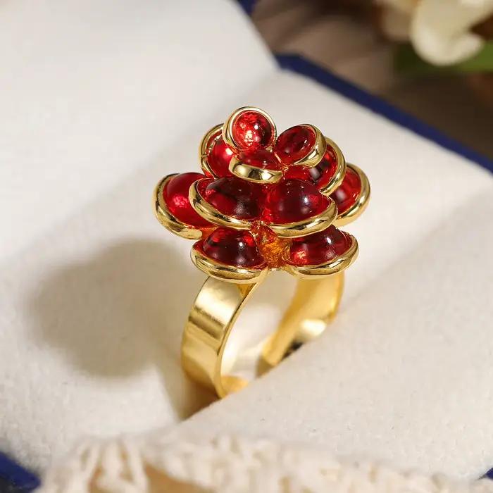 Bague de cocktail florale en métal doré avec rose rouge d'inspiration vintage pour femmes et filles