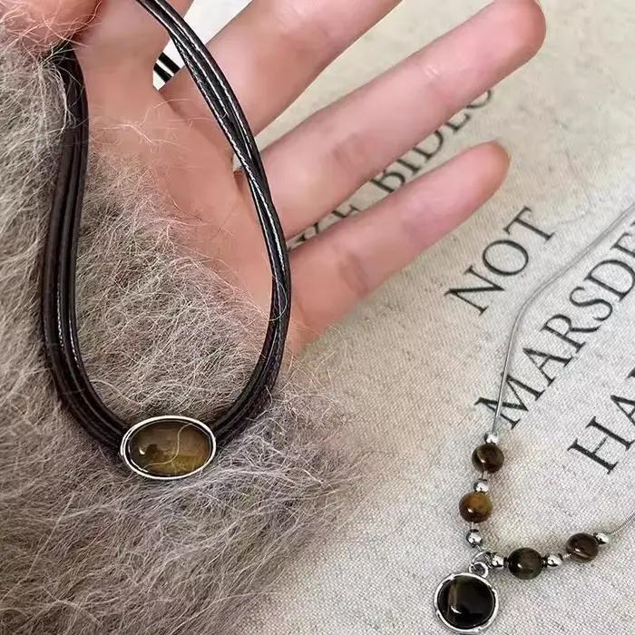 Collier Vintage en Cuir avec Pendentif en Pierre Marron pour Femmes Occasions Spéciales Chaîne de Clavicule Style Vendange Soirée Chic