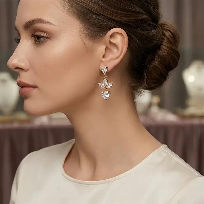 La. Boucles d'oreilles pour femmes en acier inoxydable avec fleurs géométriques Muses et zircon brillant