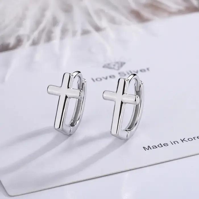 Boucles d'oreilles croisées en argent sterling 925 à clous pour femmes, symboles de beauté et de modernité, bijoux fin de luxe pour occasions spéciales