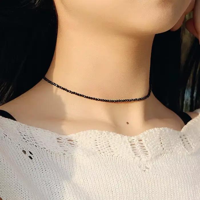Collier court en perles noires pour femmes