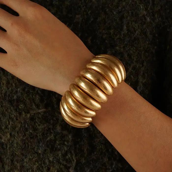 Bracelet élégant en or mat côtelé, sculptural et imposant, accessoire pour femme, idéal pour le quot