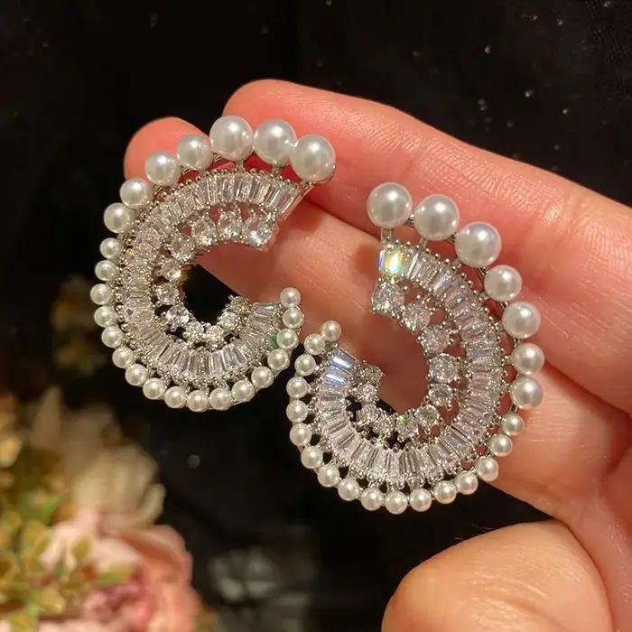 Boucles d'oreilles ondulées en perles exagérées ultra brillantes pour femmes 2025
