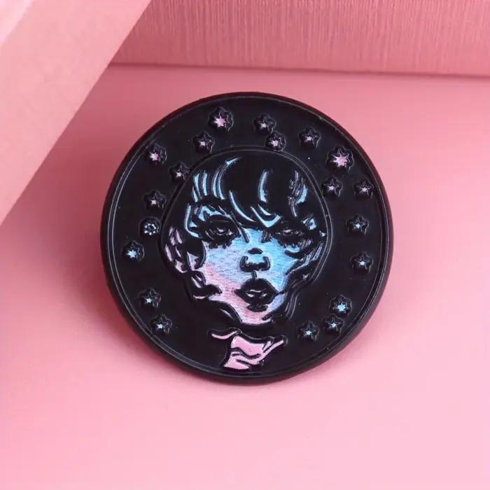 Broche en émail Galactic Muse Portrait dégradé bleu rose cheveux Stardust accents célestes pour vêtements art vie nocturne