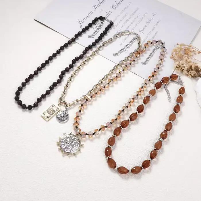 Collier pendentif avec Badge en relief fait à la main pour femmes