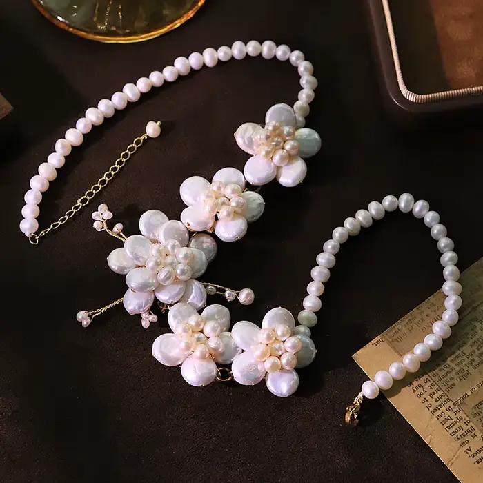 Collier de fleurs baroques en perles naturelles