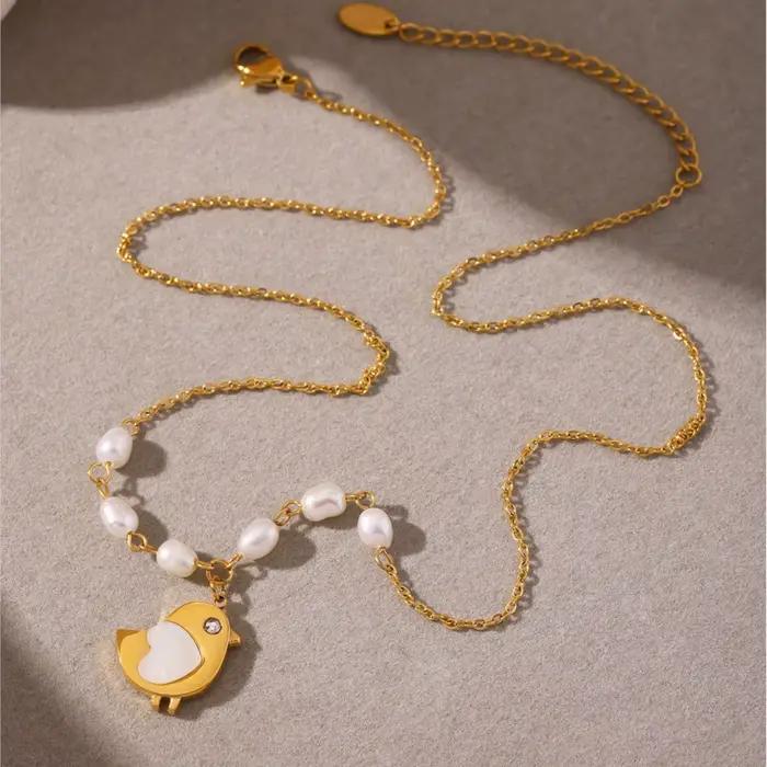 Collier en acier inoxydable plaqué or 18 carats avec perle d'eau douce et pendentif de poulet pour femmes occasions spéciales