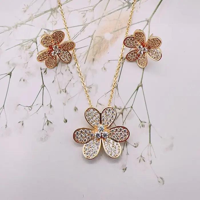 Ensemble de bijoux avec pendentif et boucles d'oreilles en trèfle à trois feuilles