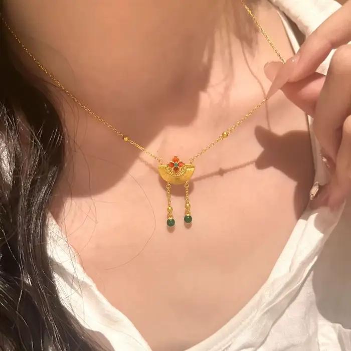 Collier en éventail brossé style ethnique avec petites fleurs et émail rose léger pour femmes, bijou de luxe avec pompons et chaîne de clavicule, idéal pour les anniversaires et autres occasions spéciales