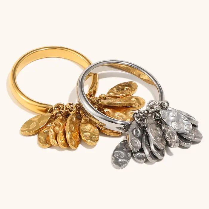 La. Bague pour femme en acier inoxydable avec pendentif en forme de flocon texturé Muses Punch