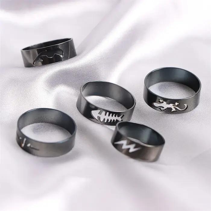 10/20/30/50Pcs Classique Mode Rayure Creux Autocollant Coloré Bague En Acier Inoxydable Tendance Femmes Bijoux Décoration De Fête Cadeau