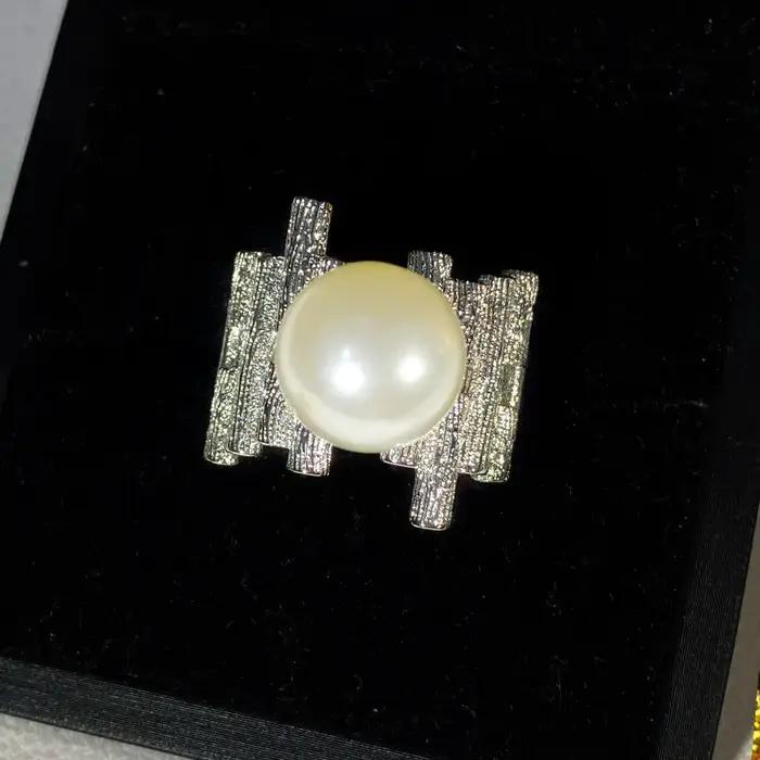 Bague de déclaration en perle métallique pour femmes, design unique, style moderne, bijou de luxe pour occasions de fête