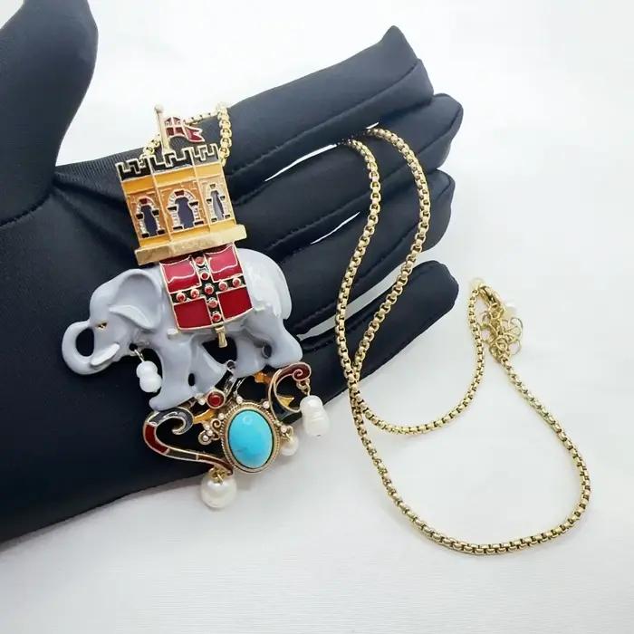 Tendances de la mode : Broche éléphant et collier double usage