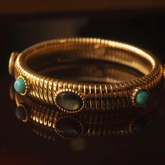 Un niche bracelet vintage de style européen et américain avec une élasticité à ressort et une agate turquoise et rouge à la mode