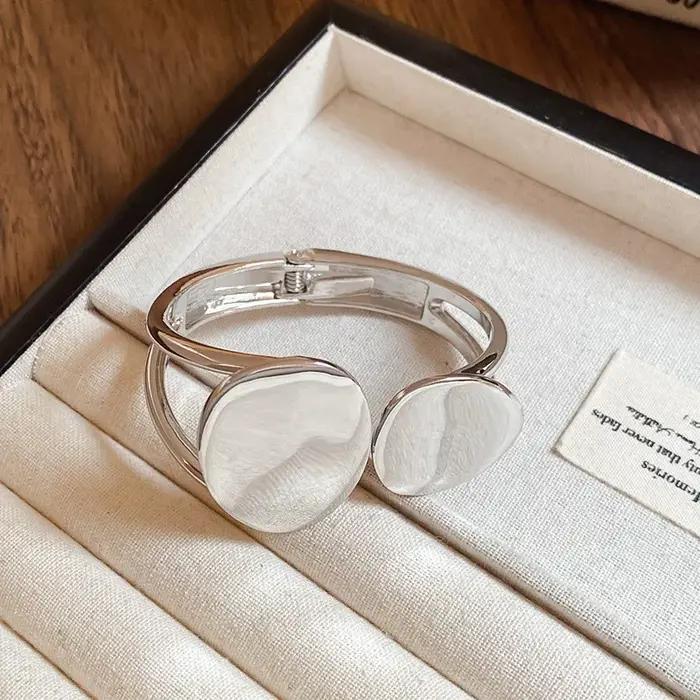 Bracelet géométrique en métal de haute qualité pour femmes, design classique, fermoir mousqueton, idéal pour banquets et occasions spéciales