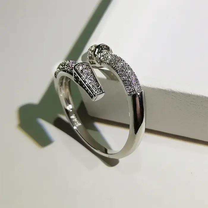 Bague de cocktail en zircon blanc romantique et élégante pour femmes, idéale pour les occasions spéciales comme les anniversaires, mariages et demandes en mariage