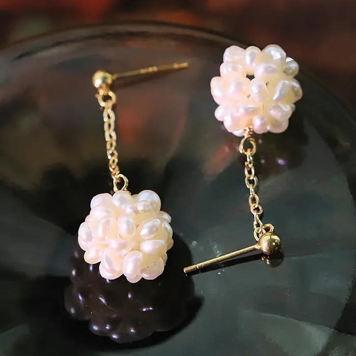 Boucles d'oreilles boule de perles naturelles blanches