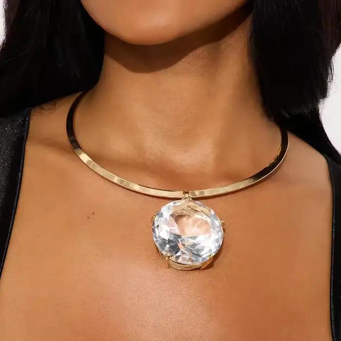 Grand pendentif rond strass torques couple collier à la mode pour femmes parties occasions spéciales or jaune clair rouge marron