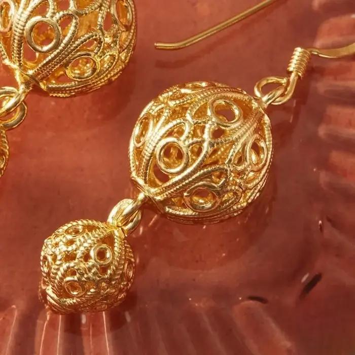 Boucles d'oreilles dorées artistiques rétro sculptées à la main pour femmes élégantes et exquises pour banquets et mariages