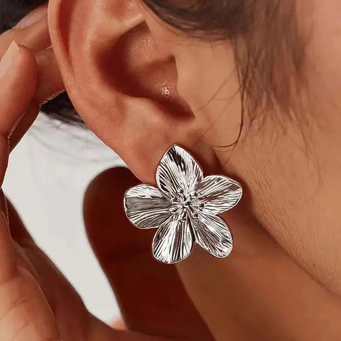 Boucles d'oreilles Fleur à Cinq Pétales Dorées Rétro Style Cour Française Personnalité Exagérée Texture Plissée Acier Inoxydable Paire Assortie