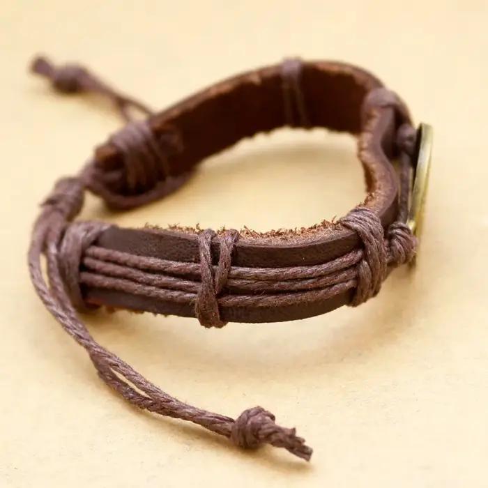 Bracelets en cuir avec médaille de Saint benoît