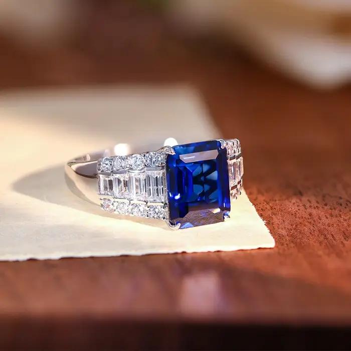 Bague de fiançailles statement LinkerLove en argent S925 avec saphir taille émeraude 4 carats et accents de zircon baguette et rond pour femme