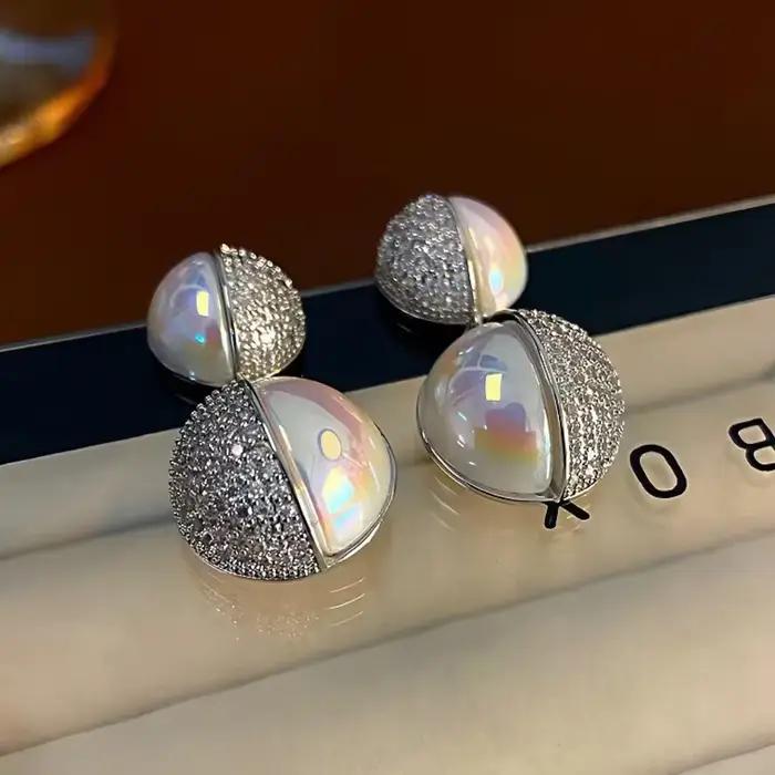 Boucles d'oreilles de luxe. Bijoux français classiques très brillants.