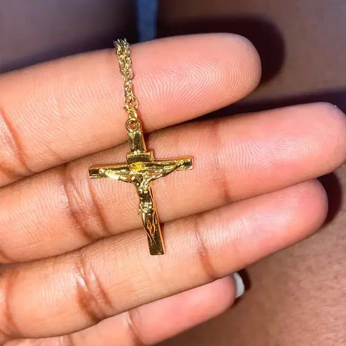 Collier croix de Jésus bijou en acier inoxydable or clair pour femmes occasions spéciales et cérémonies religieuses