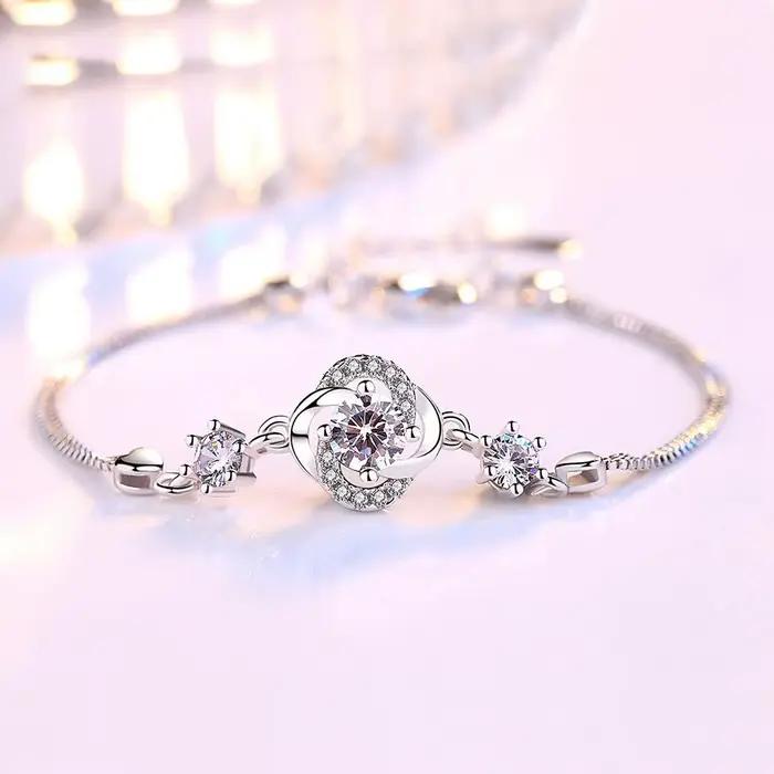 Bracelet en argent Sterling 925 avec trèfle à quatre feuilles et pierres de zirconium blanc pour femmes pour occasions spéciales et cadeaux romantiques