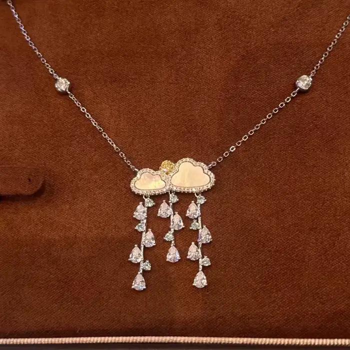 Collier de luxe de haute qualité avec pendentif exquis en forme de goutte de pluie de fritillaire blanche de style doux