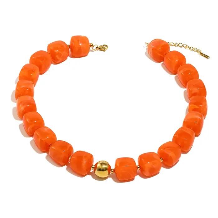E.B.belle – collier de perles carrées en acrylique