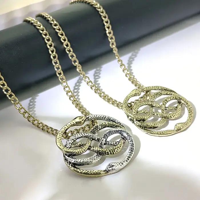 Collier Serpents Entrelacés en os plaqué métal pour homme et femme avec pendentif serpent double style rétro et moderne pour toutes occasions