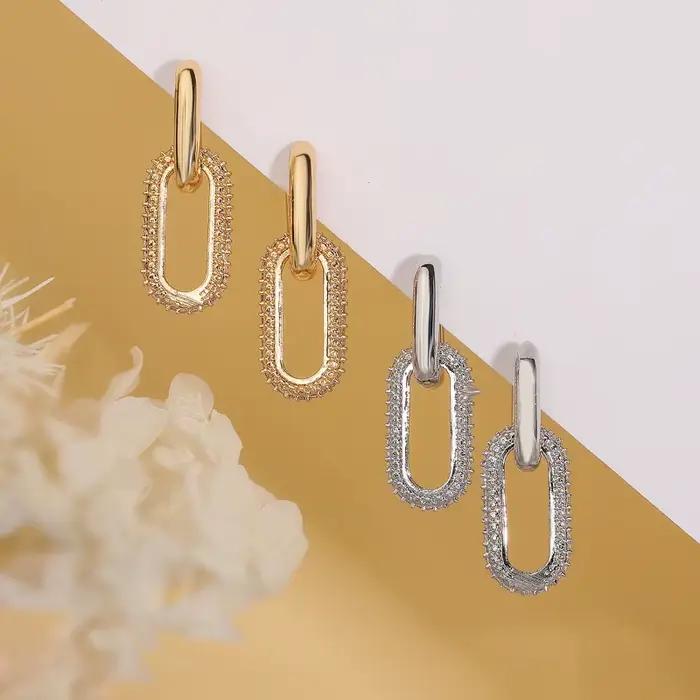 Boucles d'oreilles pendantes couleur or avec décor en Zircon brillant