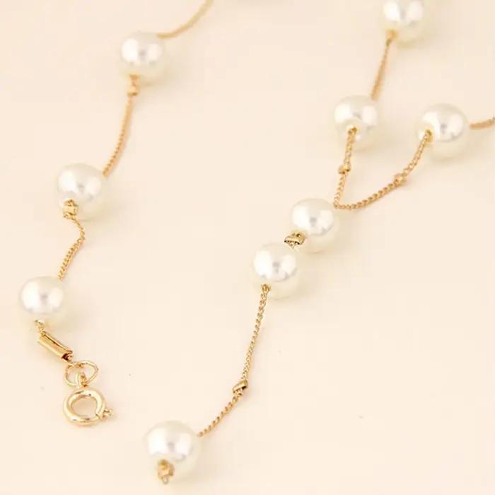 Charmant collier de perles blanches