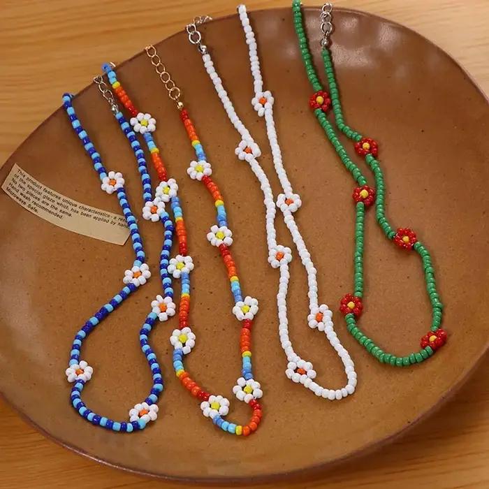 Collier de perles de verre fleuri avec chaîne d'extension pour femmes, style romantique et mignon, idéal pour les vacances, fêtes et occasions spéciales