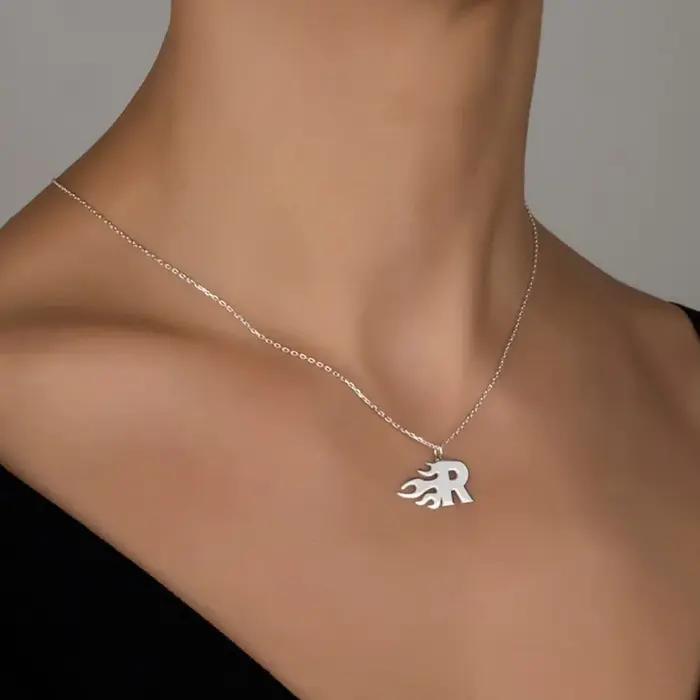 Collier avec pendentif lettre de feu pour femme