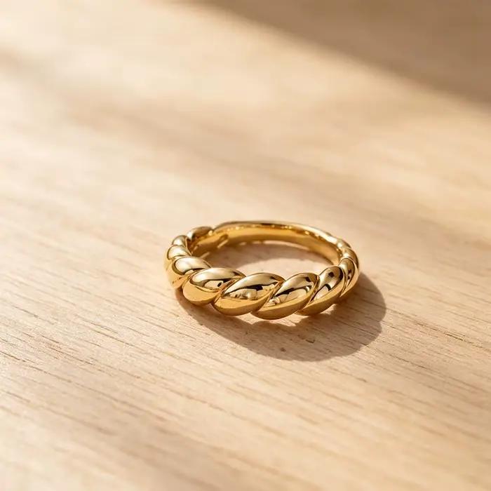 Bague Croissant Torsadée Dorée Élégante, Design Unisexe pour Hommes et Femmes, Plaqué Or 18K, Poli,