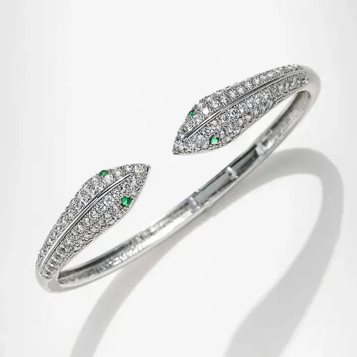 Bracelet serpent ouvert incrusté de Zircons scintillants