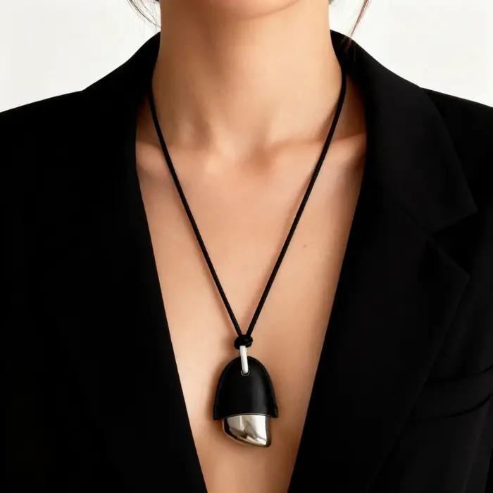 Collier ras du cou en cuir PU pour femmes