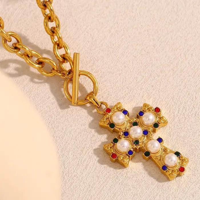La. Collier et boucles d'oreilles pour femme en acier inoxydable avec pendentif croix incrusté de zircon coloré et de
