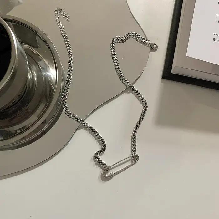 Collier ras du cou avec épingle de sûreté créative pour femmes