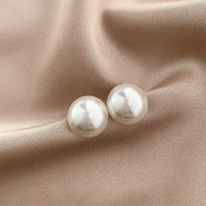 Boucles d'oreilles minimalistes blanches simples