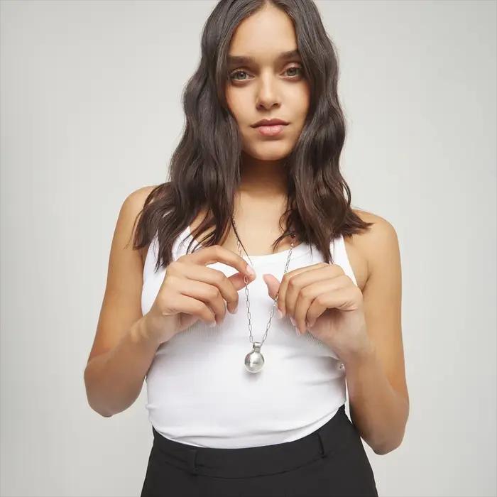 En 2026, un collier long géométrique de niche apparaîtra en Europe et en Amérique