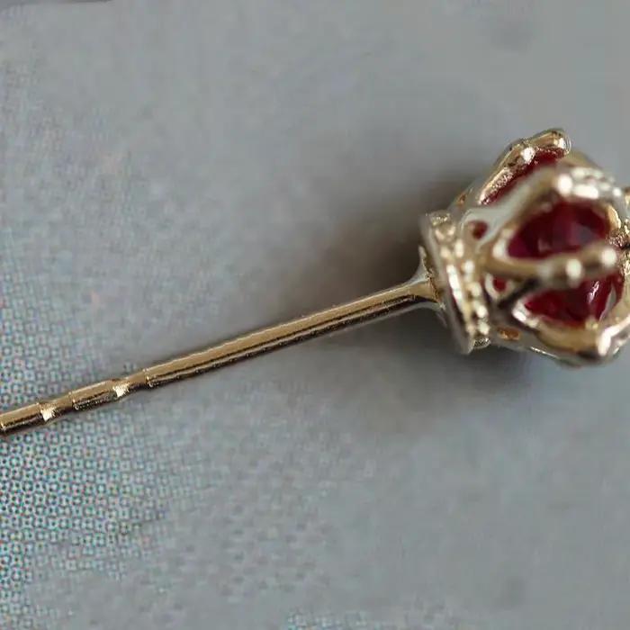 Boucles d'oreilles couronne tridimensionnelles incrustées de pierres précieuses rouges
