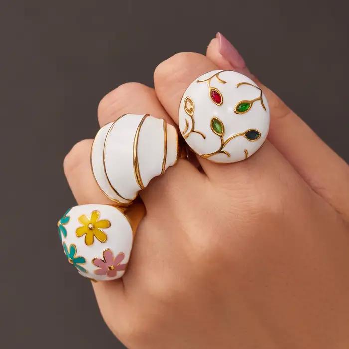 Bague en acier inoxydable 316L sertie de zirconium blanc et ornée de fleurs en nacre émaillée pour femmes occassions spéciales et style vendange