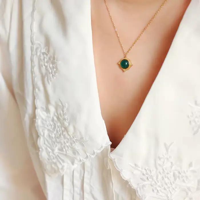 Amaiyllis-Collier en or 18 carats avec pierre d'agate verte vintage