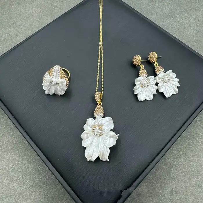 Ensemble de bijoux pour femmes, fleur de lys troisD, coquille naturelle, perles baroques, strass, collier, bagues, boucles d'oreilles, accessoires pour robe de dame