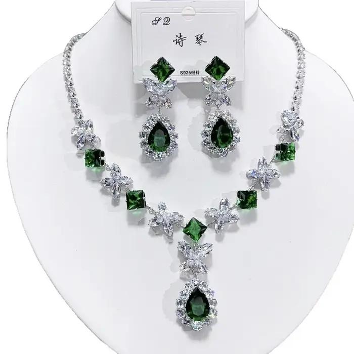 Nouvelle tendance de la mode : Ensemble de bijoux avec boucles d'oreilles et collier en zircon