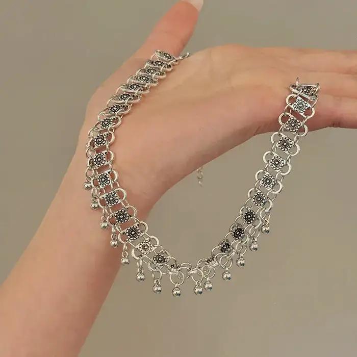 Colliers créatifs à petites cloches avec pampilles de couleur argent pour femmes et hommes