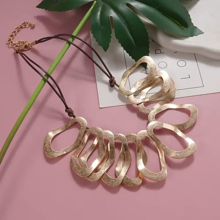 Collier bib minimaliste à motif vague